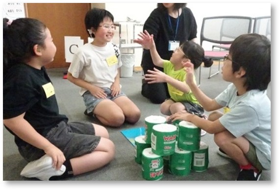 レクリエーションでグループ４人で話し合っている様子の写真
