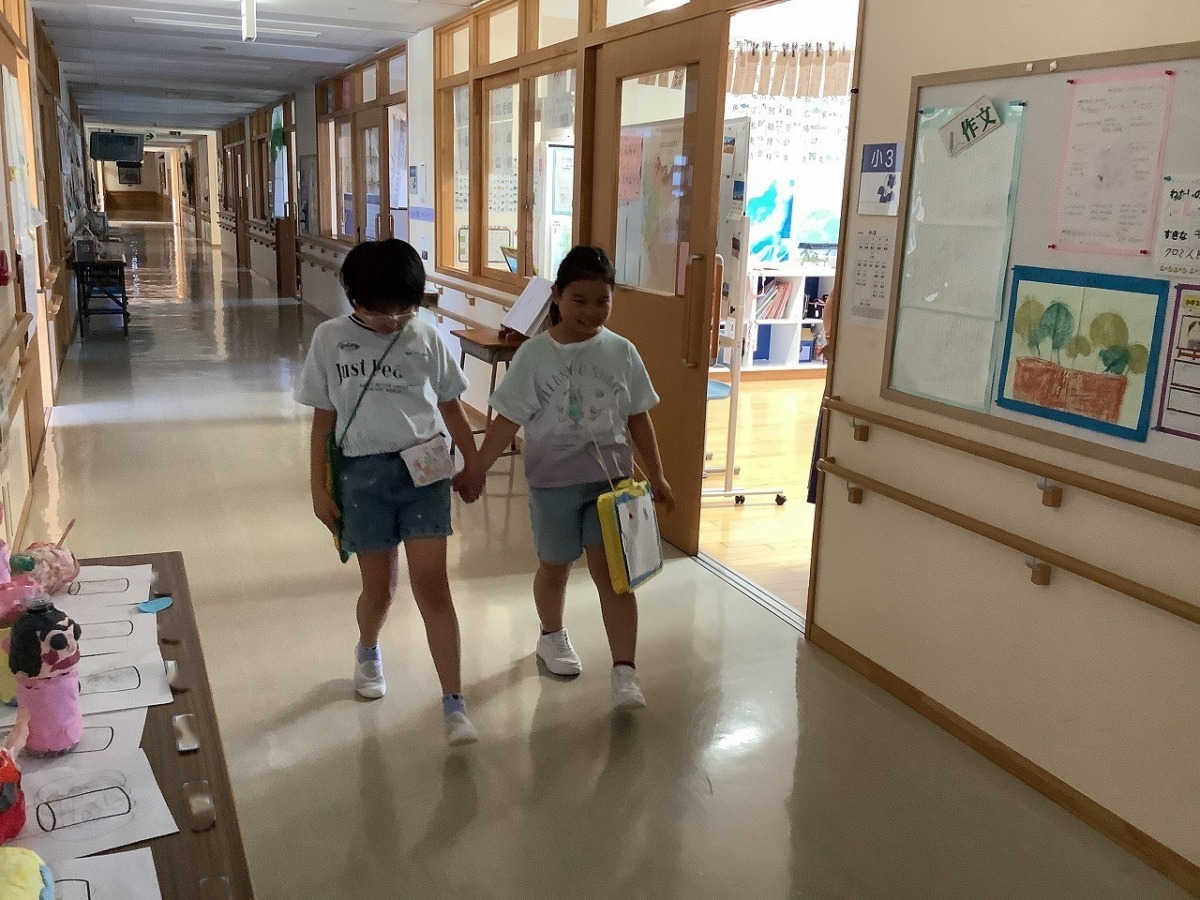 指示カードに従って移動している写真