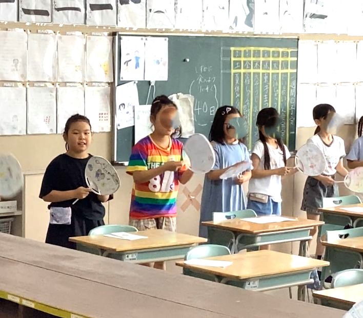 並んで東小音頭を踊っている写真