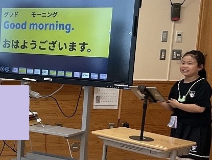 グッモーニングとアメリカ手話で話している様子の写真