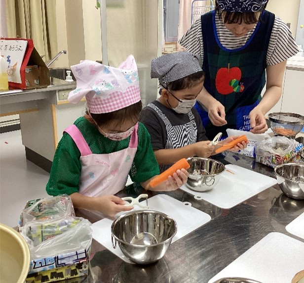 カレーづくりをしている様子の写真