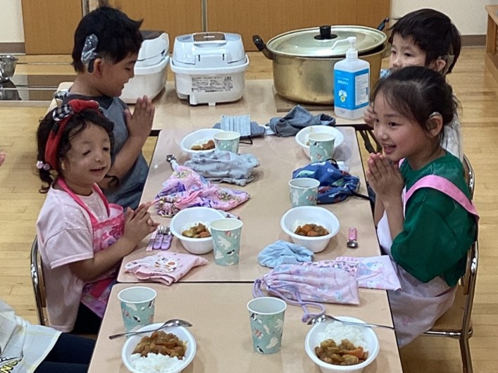 カレーを食べている様子の写真