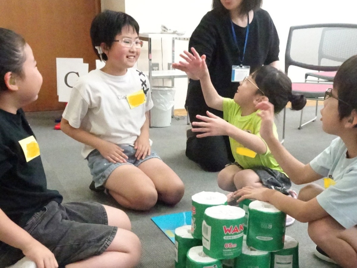 ゲームの作戦会議をしている様子の写真