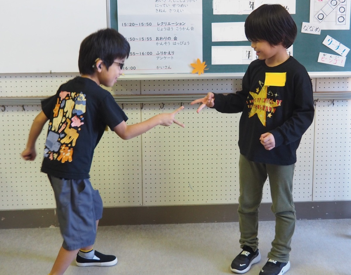 あっちむいてほいで遊んでいる２人の男児の写真