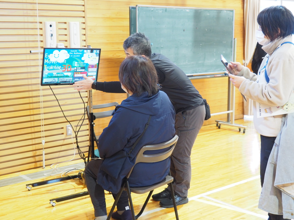 視線入力・出力装置の体験の様子