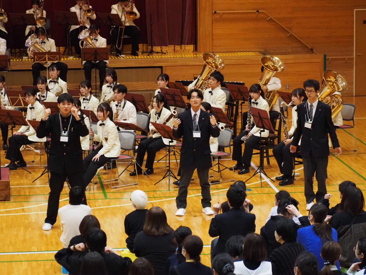 秋田南高等学校と聴覚支援学校生徒のコラボの様子