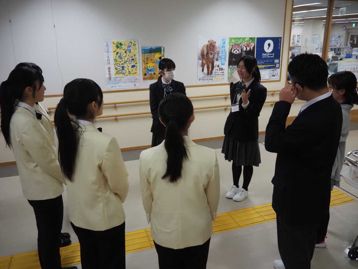 秋田南高等学校と聴覚支援学校生徒の自己紹介の様子