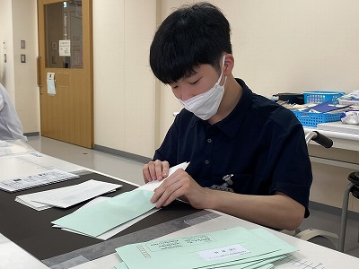 写真:封筒詰め作業の様子