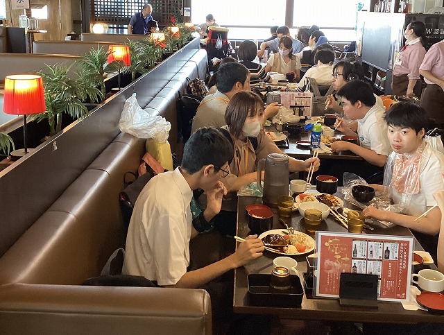 写真：食事の様子