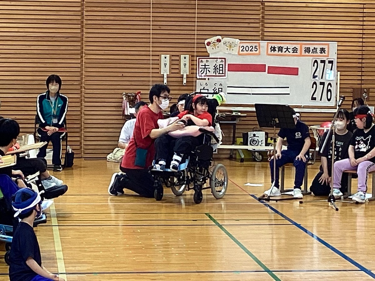 写真：閉会式。得点発表をする児童