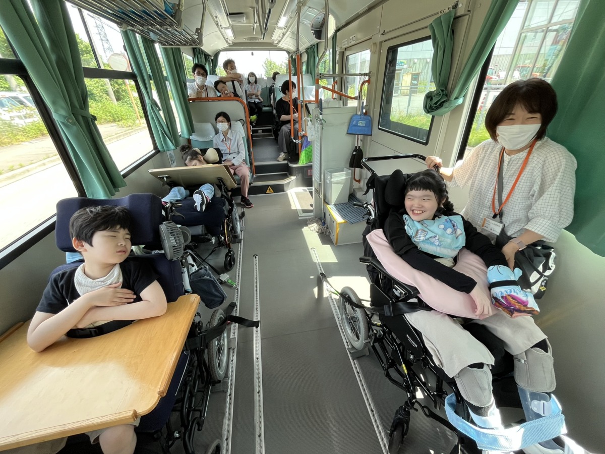 【写真】バスの中