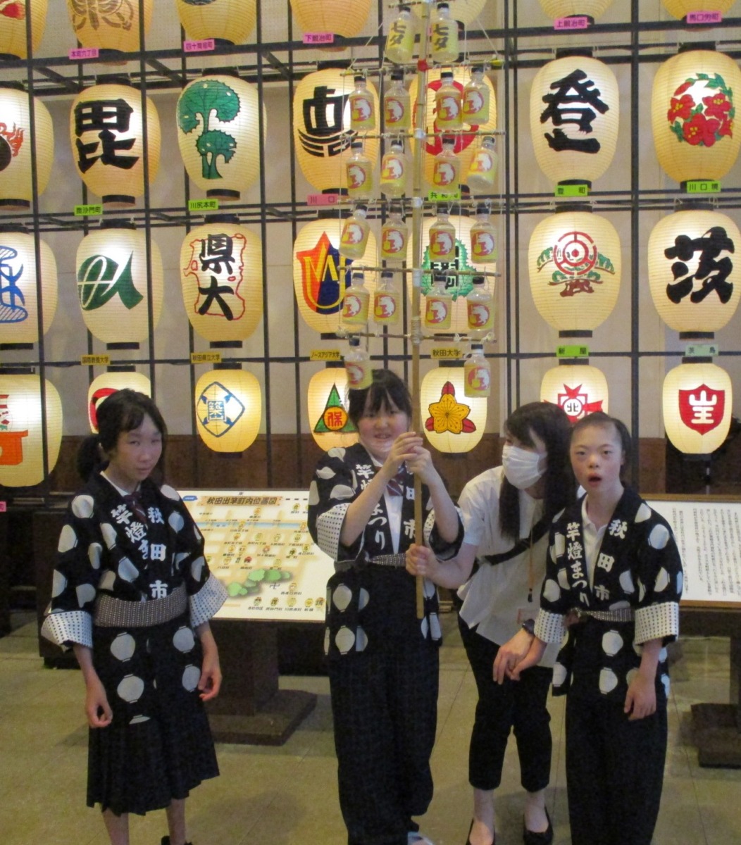 写真：ミニ竿燈を持って記念撮影