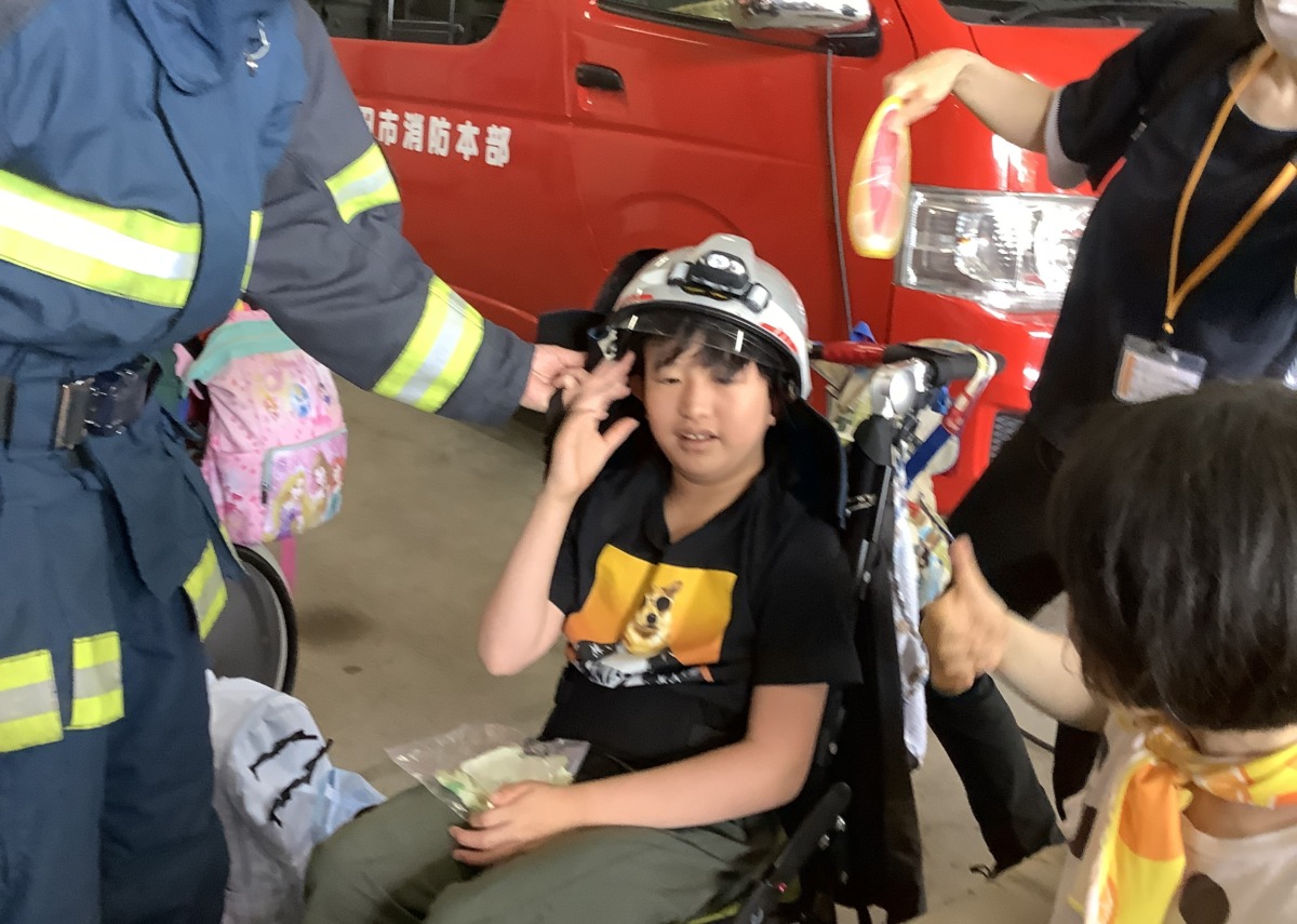 写真：ヘルメットをかぶる児童