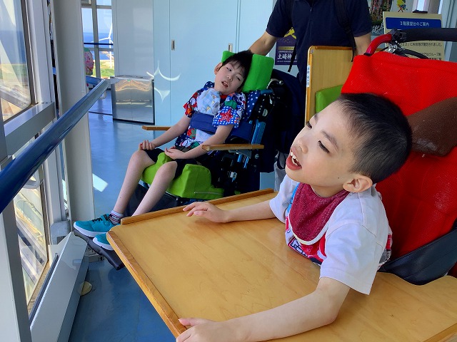写真：２人並んで秋田港を眺める