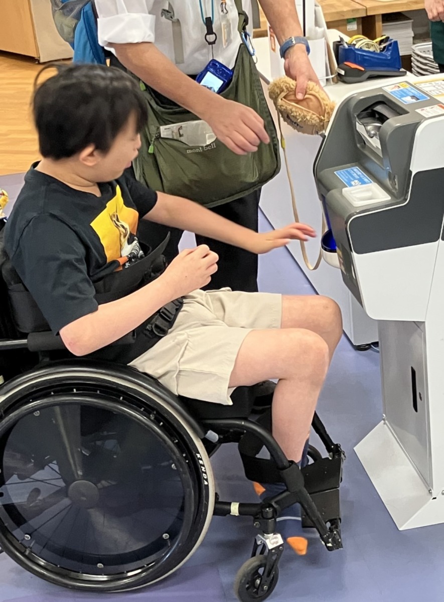 写真：会計をしている児童