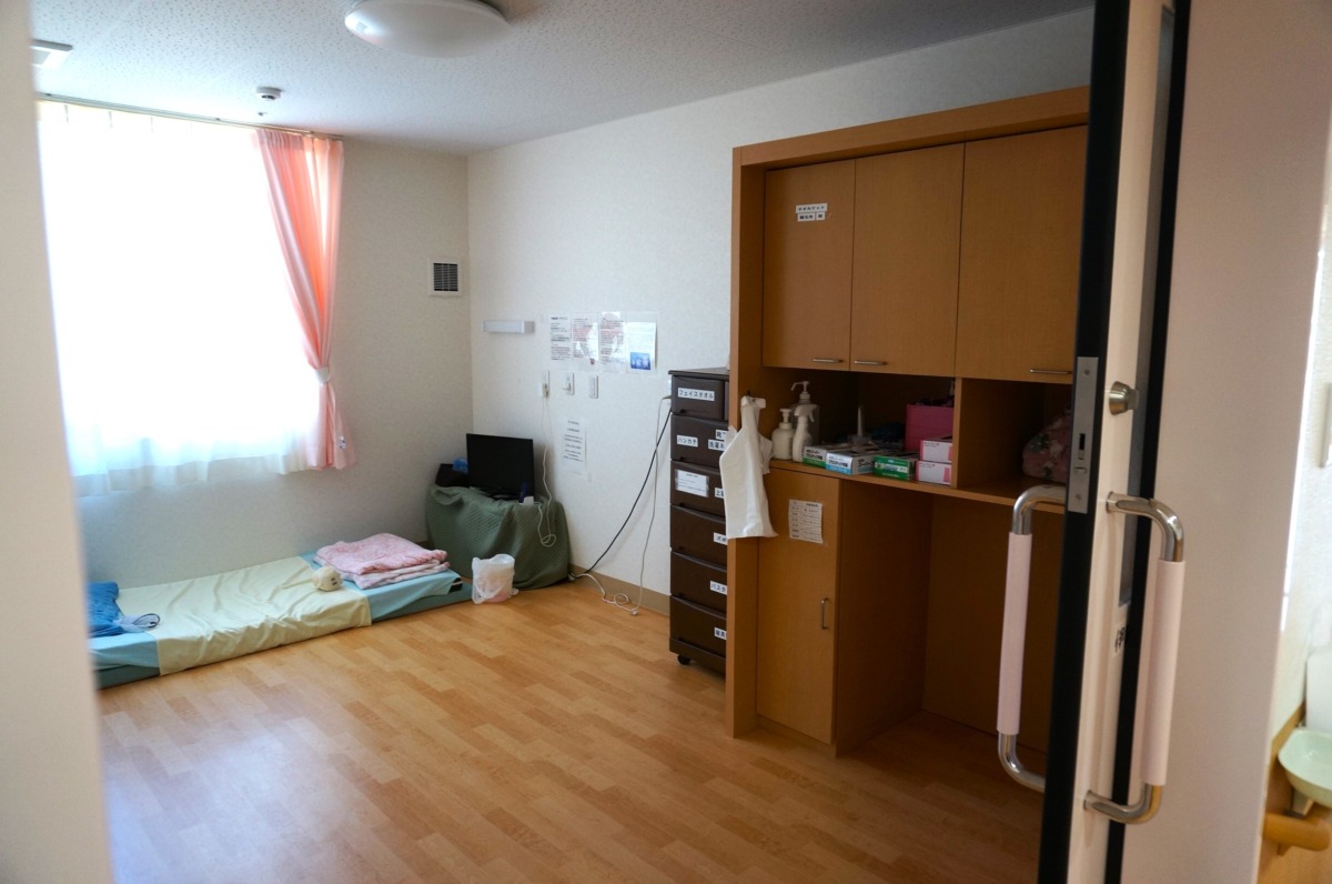 写真:布団が敷かれた部屋の様子