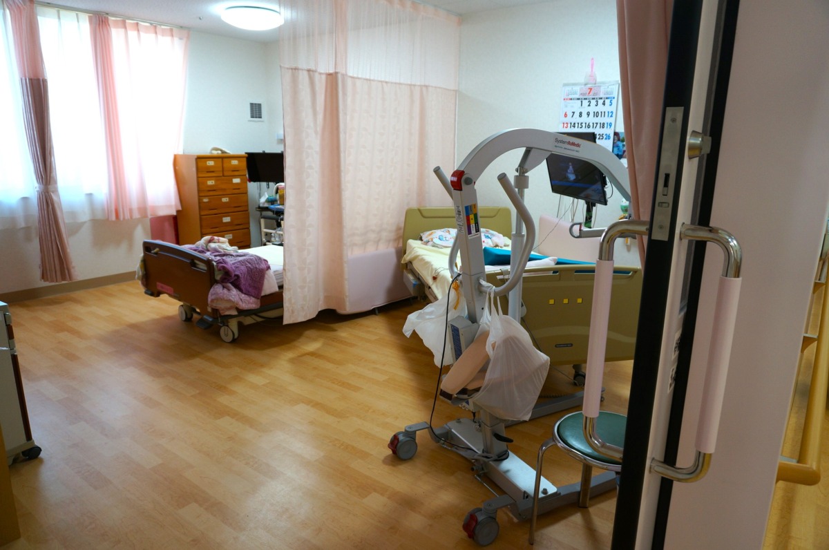 写真:ベッドが2台並ぶ部屋の様子