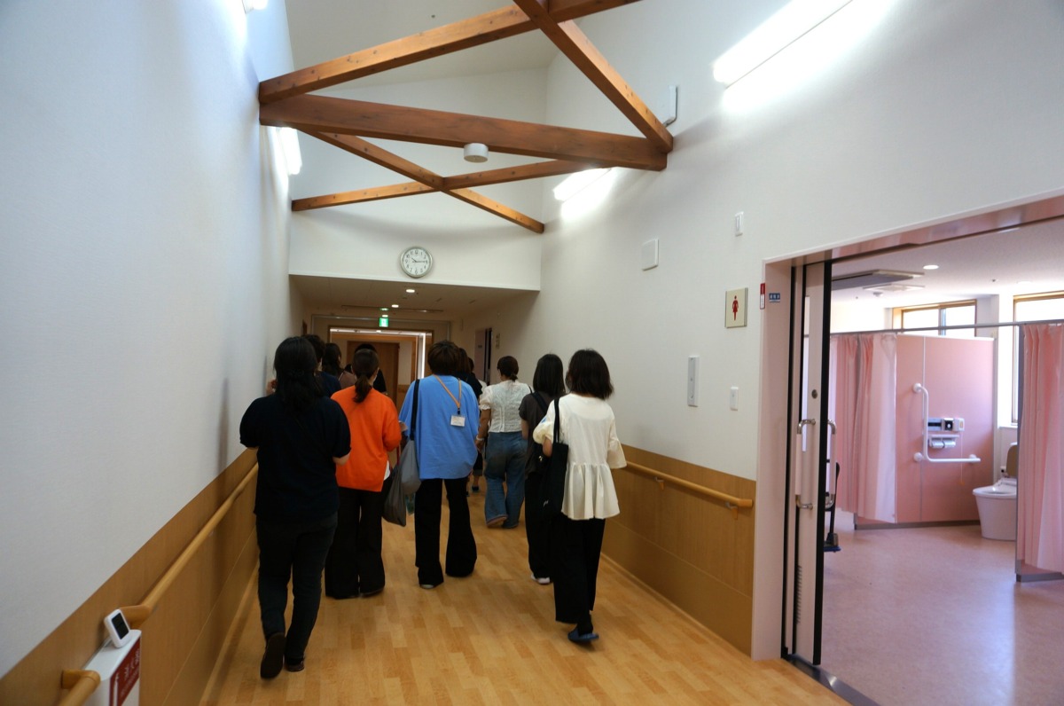写真:廊下を歩く保護者