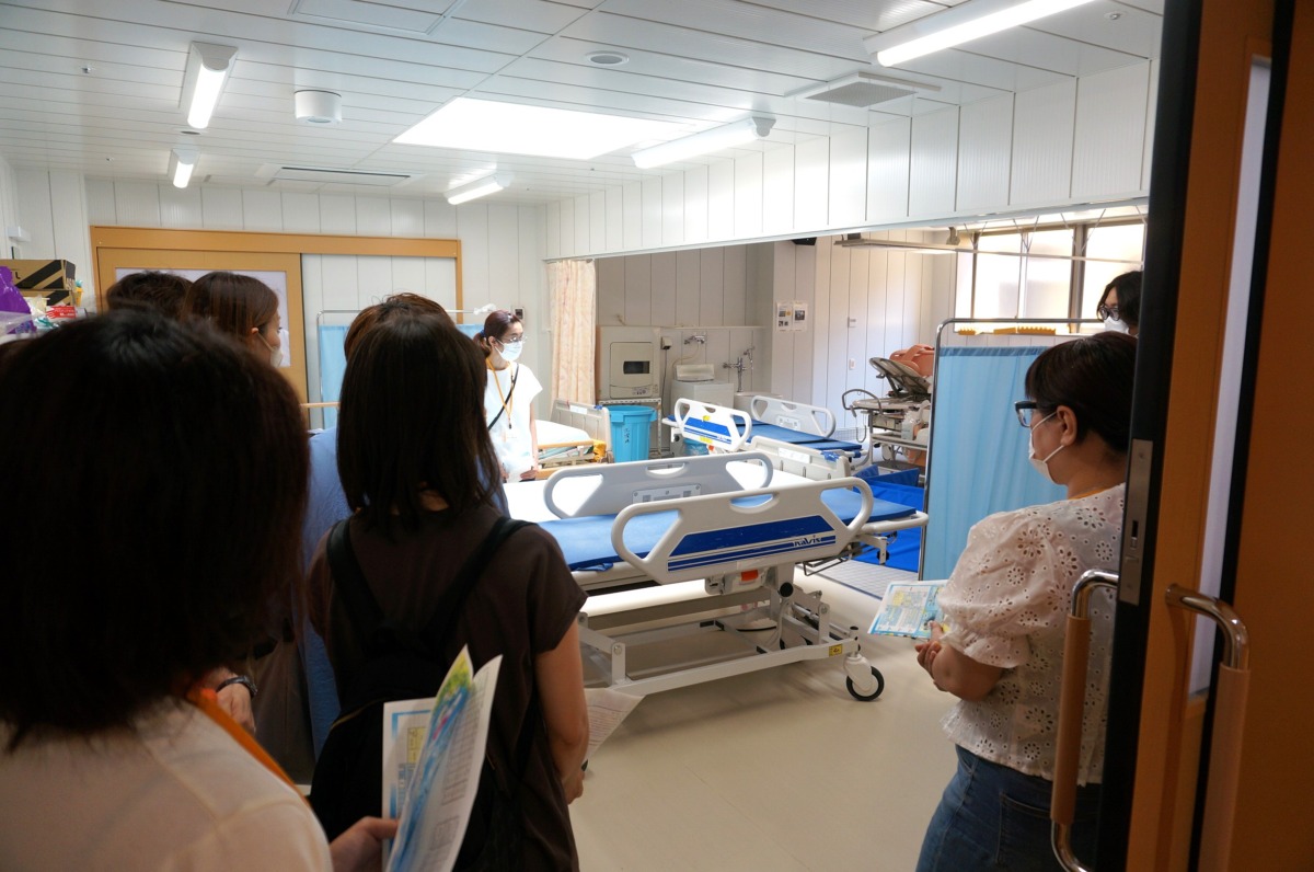 写真:職員の方から説明を受ける保護者