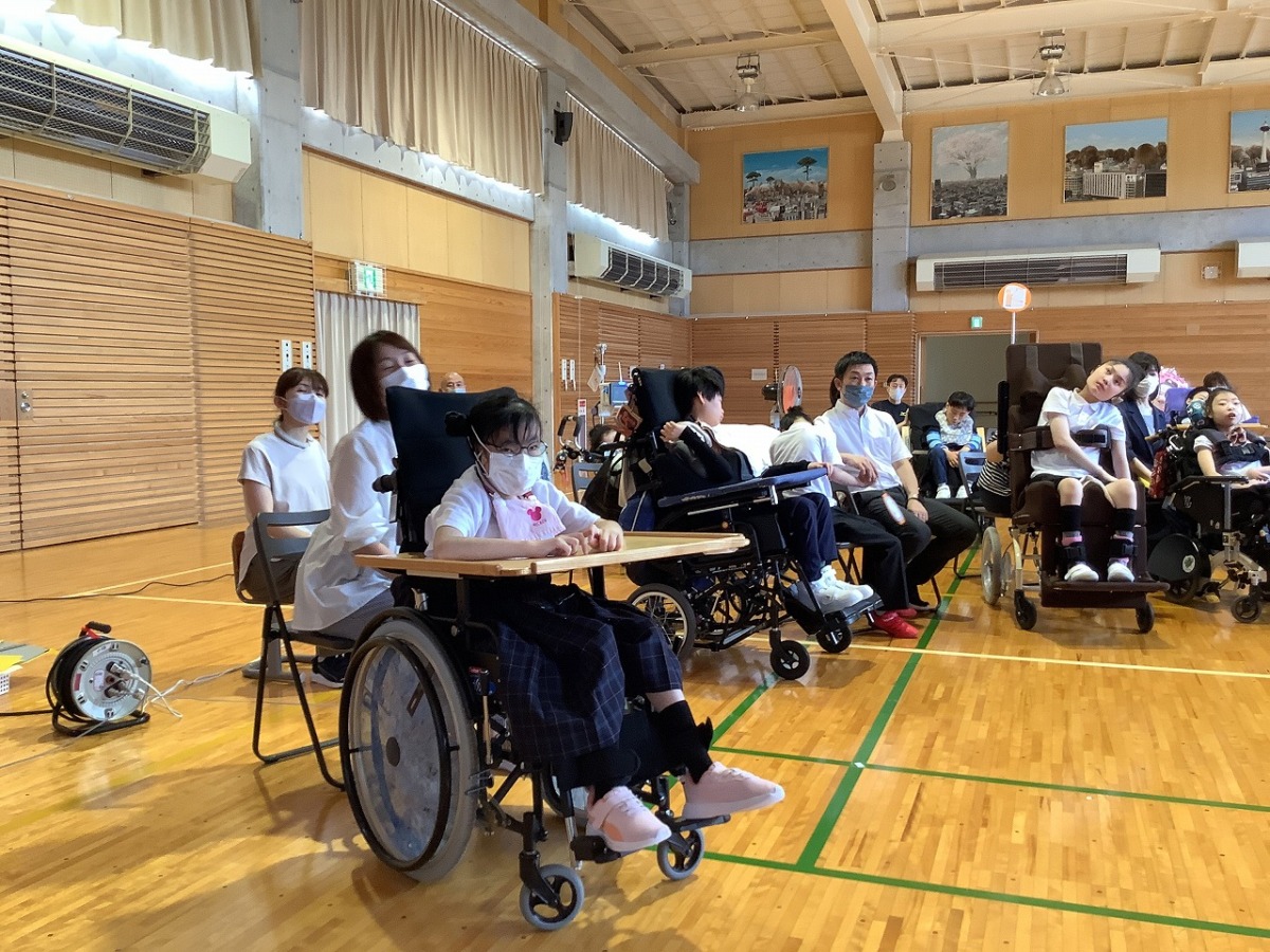 写真:発表動画やプレゼンを視聴する生徒
