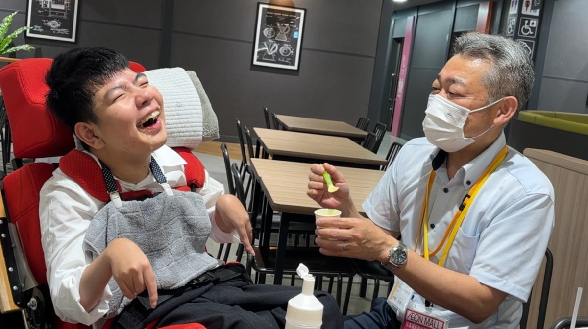 写真：笑顔で食事をする生徒