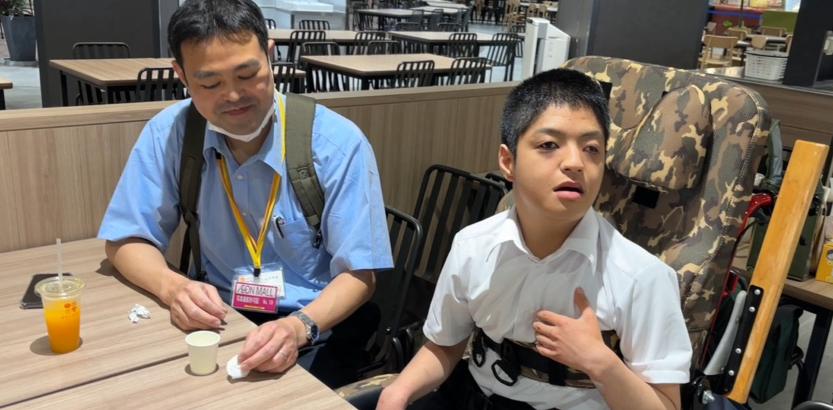 写真:ジュースを飲む生徒