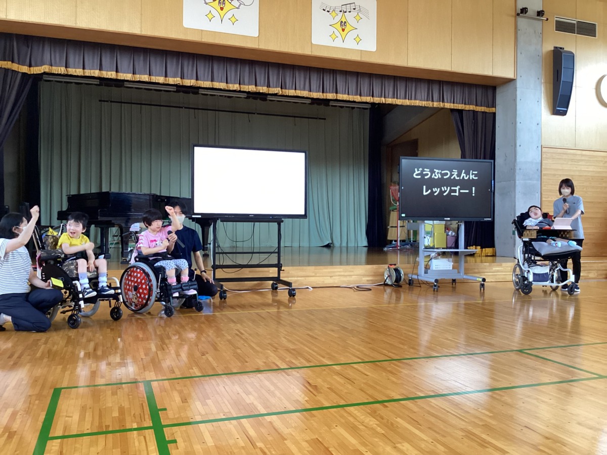 写真：レクリエーションの説明をする児童