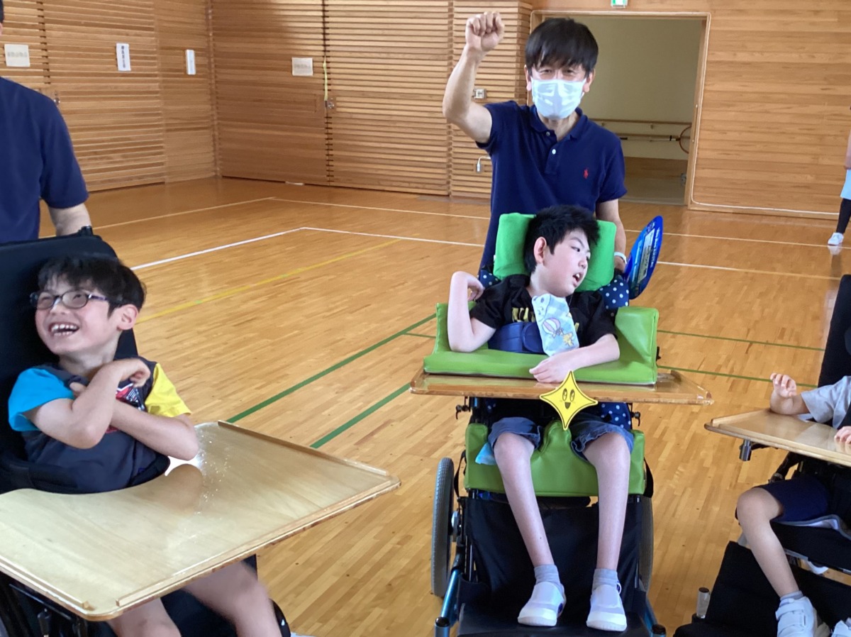 写真:友達と関わる児童