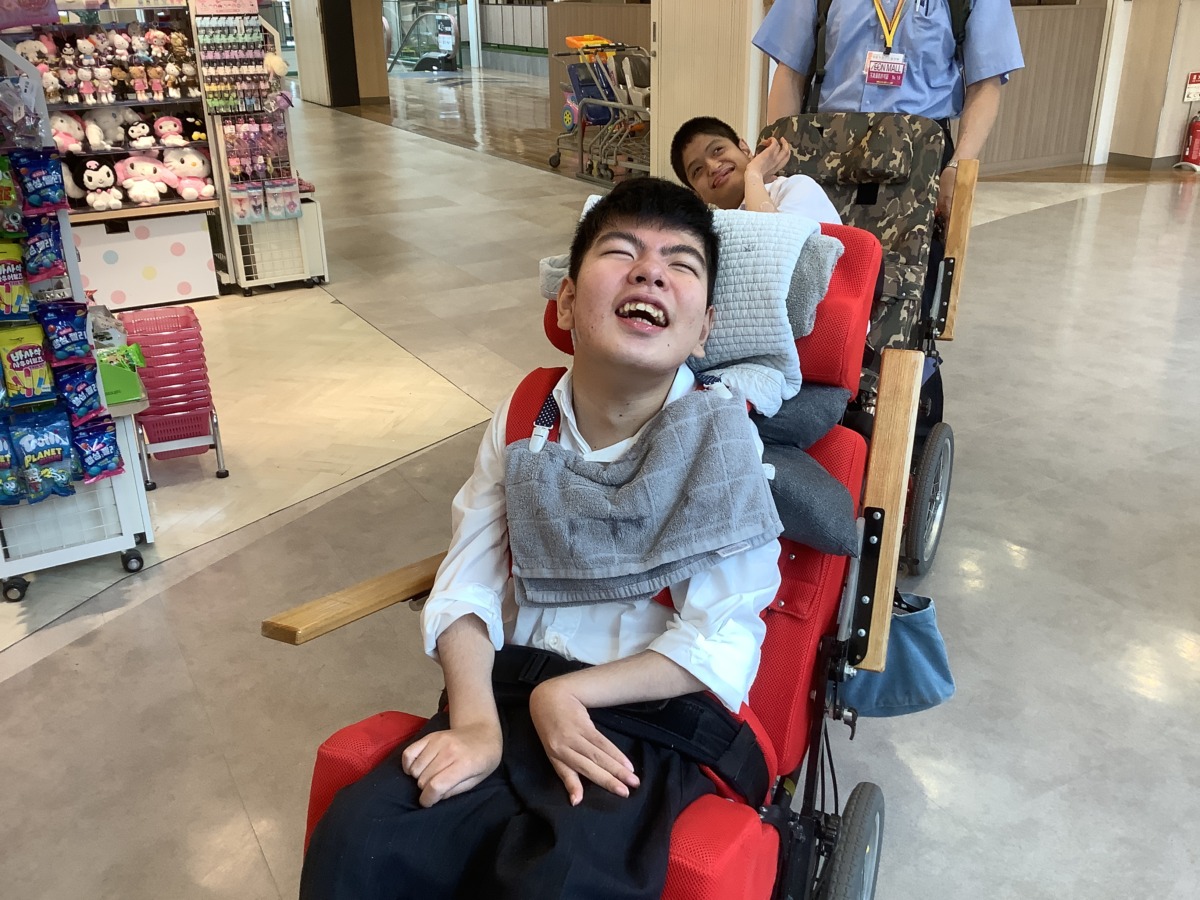 写真:100円ショップで買い物をする生徒