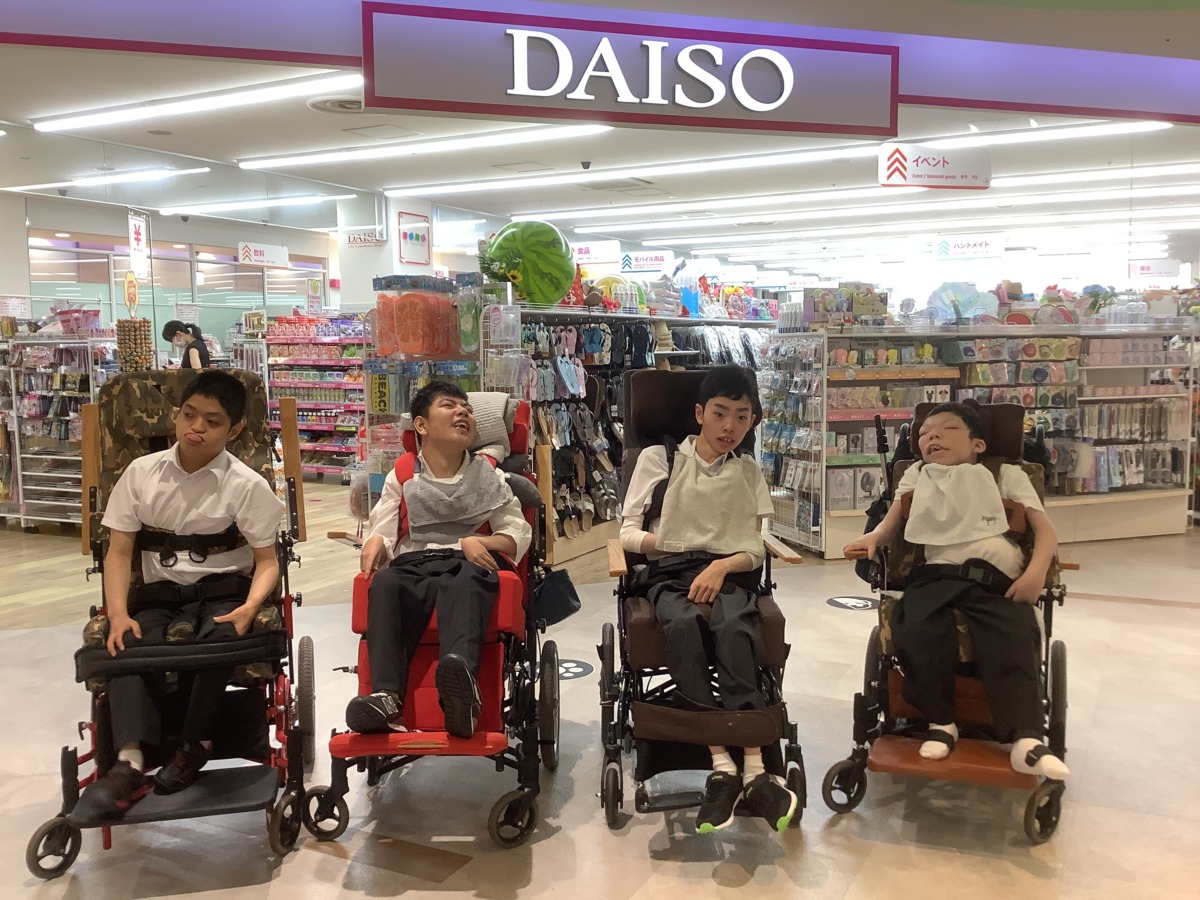 写真:100円ショップ前での集合写真