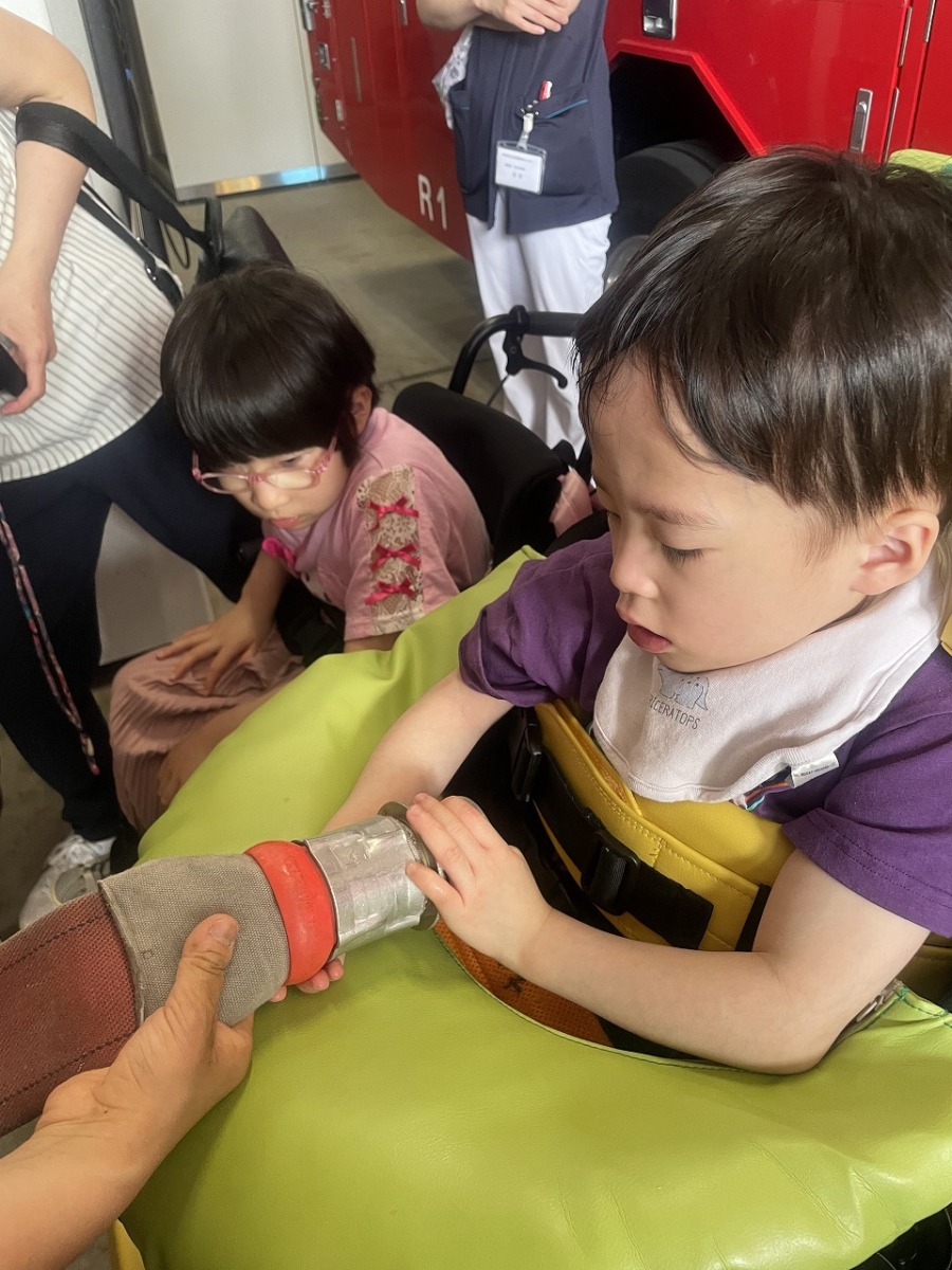 写真：消火ホースに触ってみました