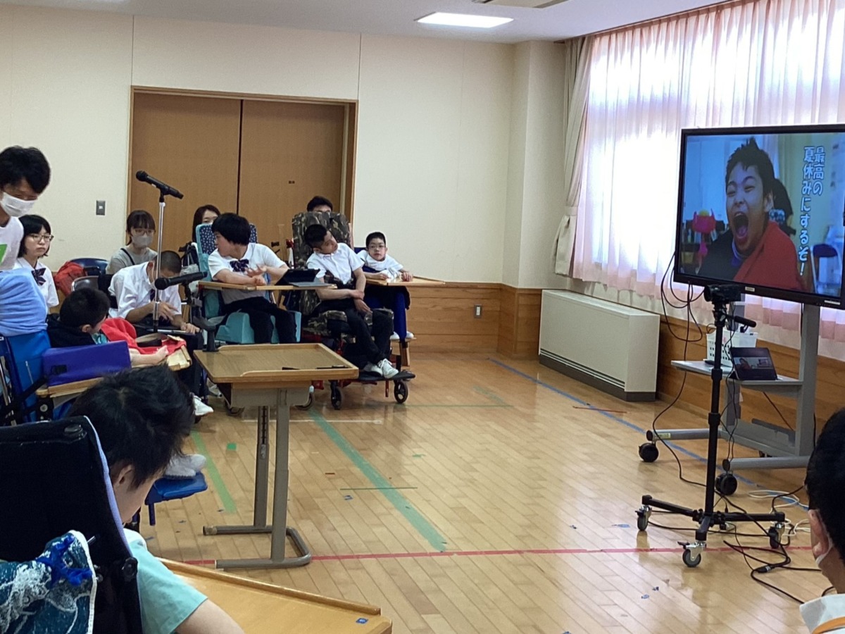 写真：モニターを見る児童生徒