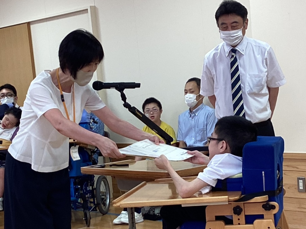 写真：校長から合格証を受け取る生徒