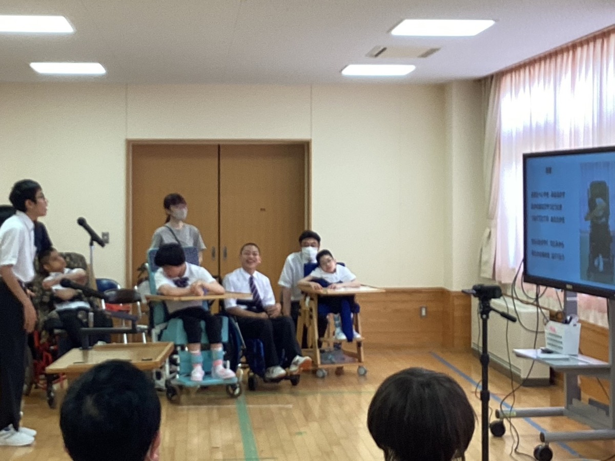 写真：校歌を歌う児童生徒