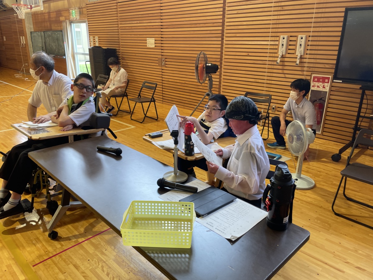 写真:進行を務める生徒会役員