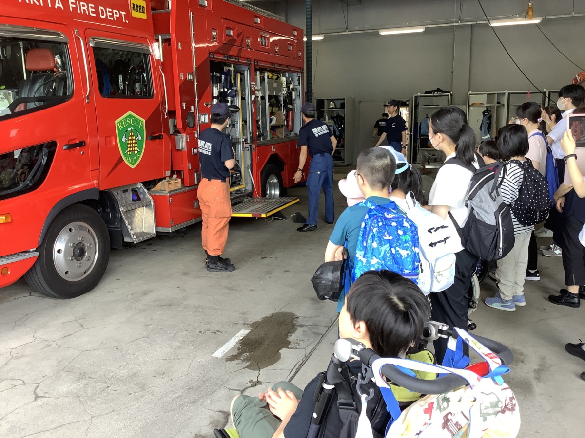 写真：消防車の内部装備の説明