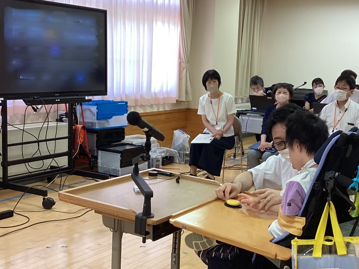 写真：スライドを操作する児童