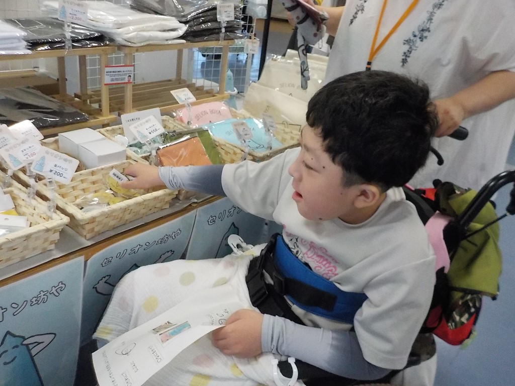 写真：お土産を選択中