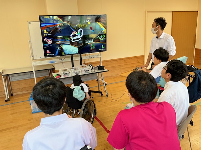 マリオカートで対戦中