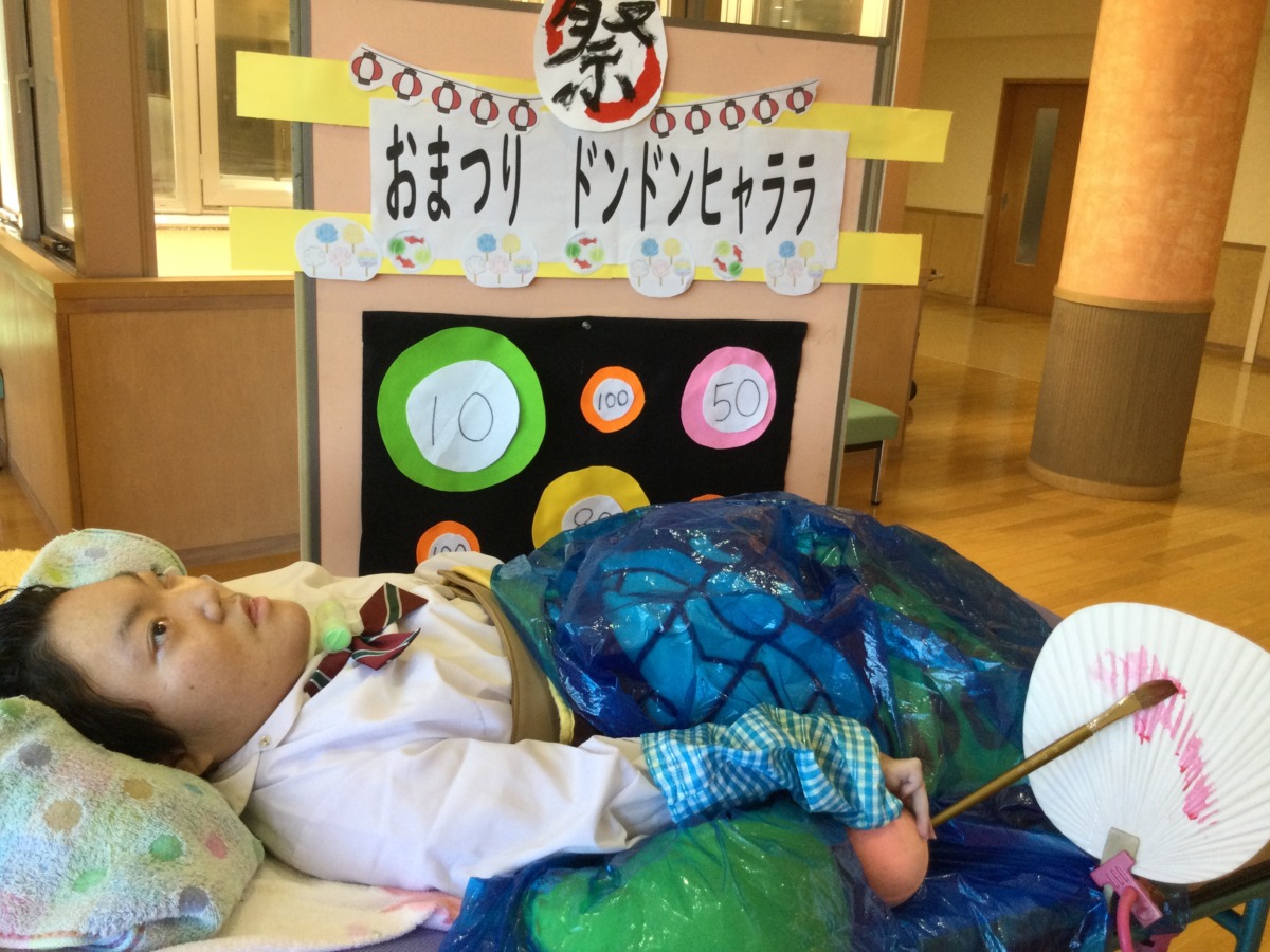 うちわに色を付ける様子
