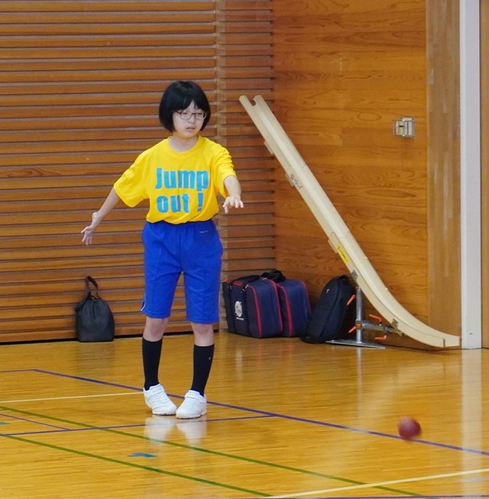 写真：投球する生徒