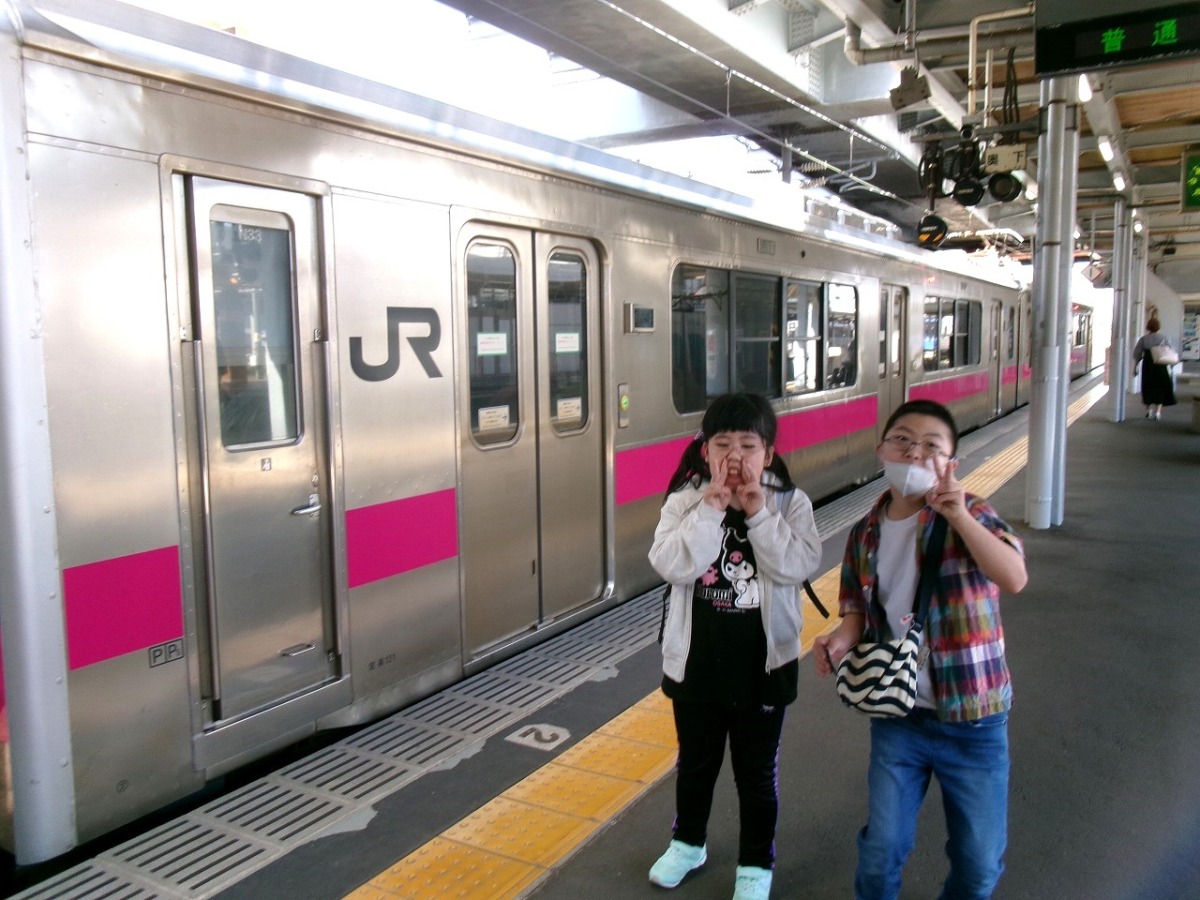 写真:電車の前で記念撮影