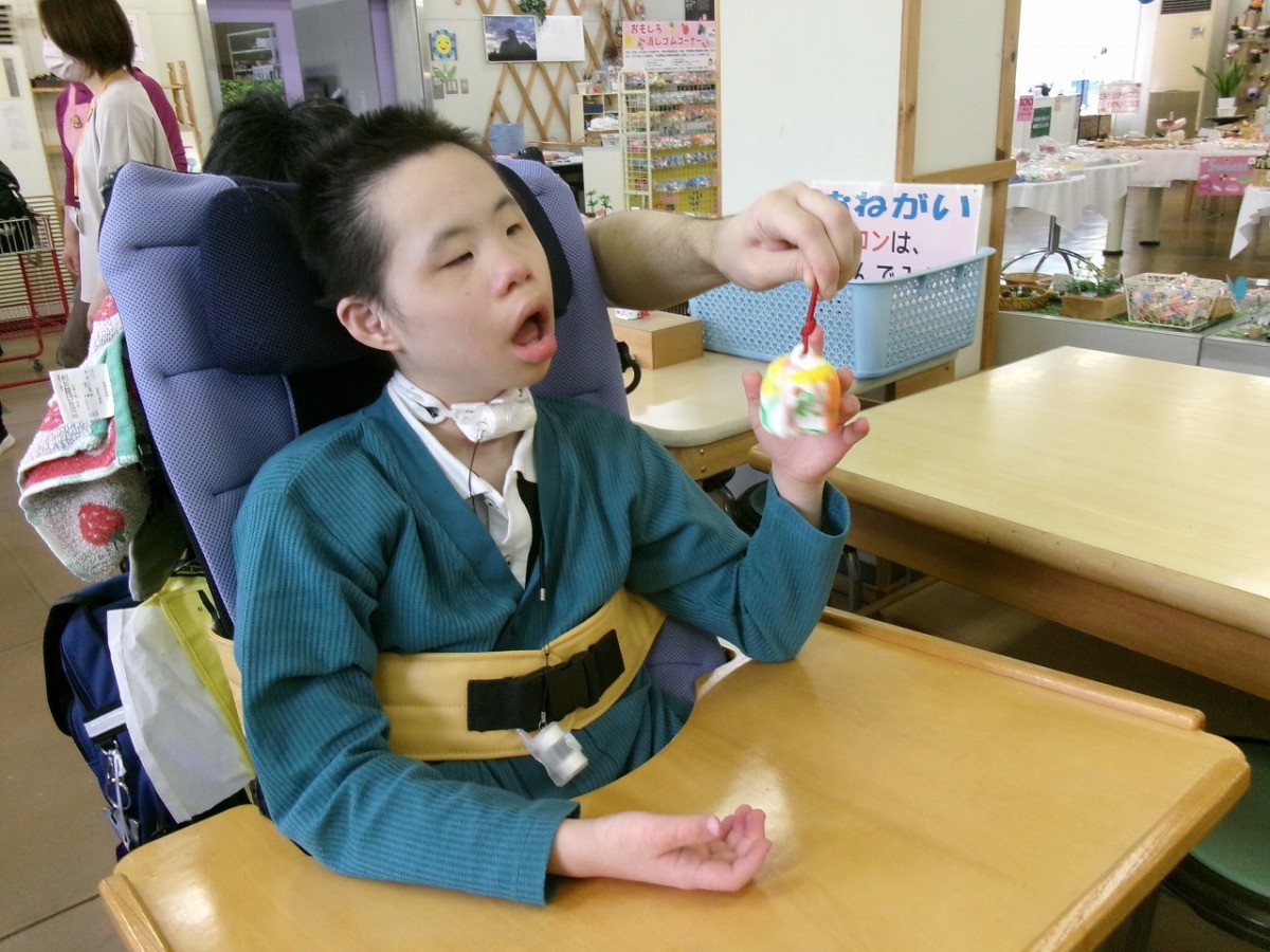 写真:かまくら土鈴作りをする児童