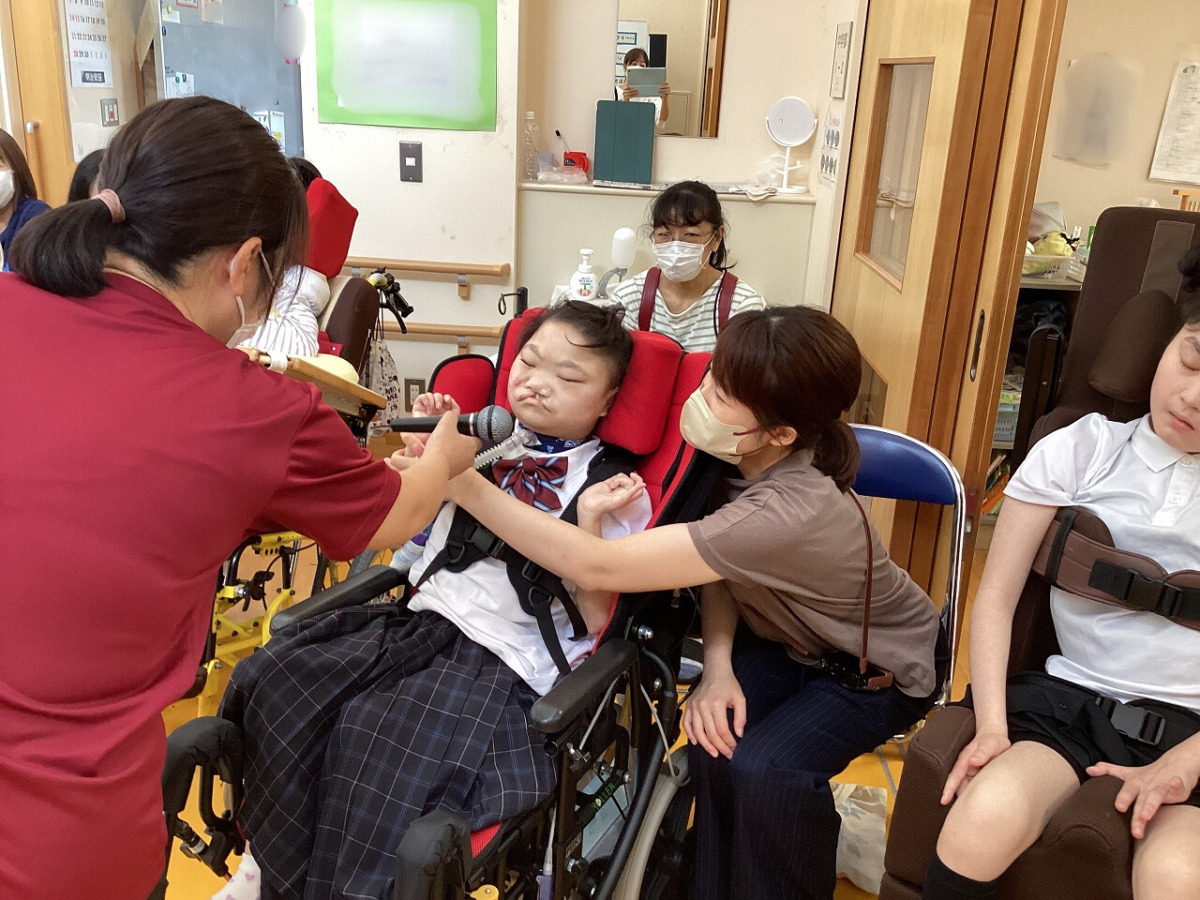 友達と歌を歌う様子