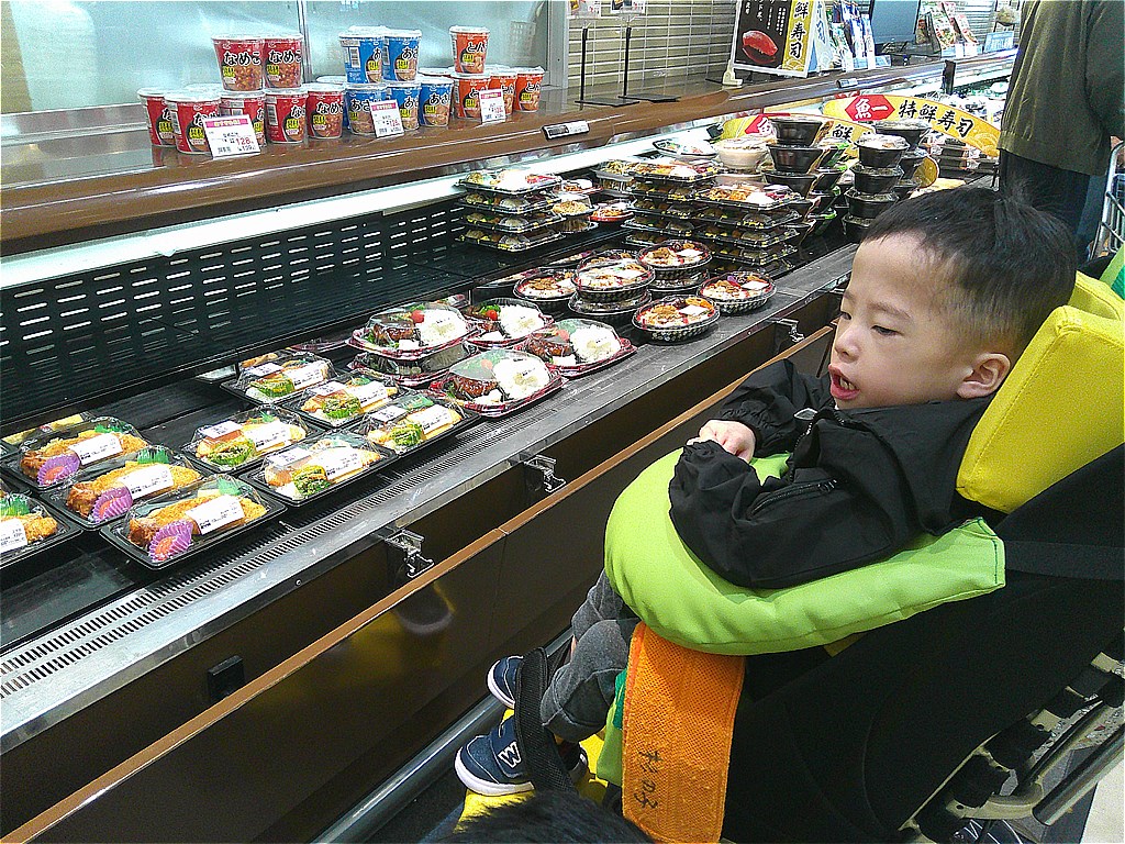 写真:たくさん並んでいる弁当を見る児童