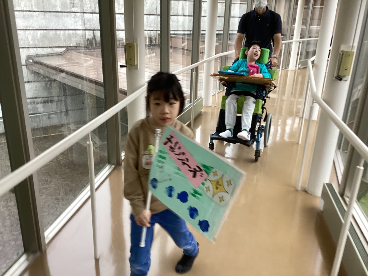 写真:館内ウォークラリーをする児童