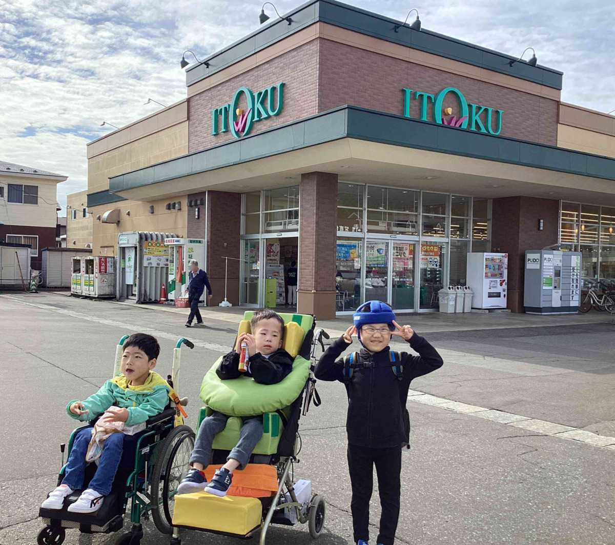 写真:店の前で集合写真