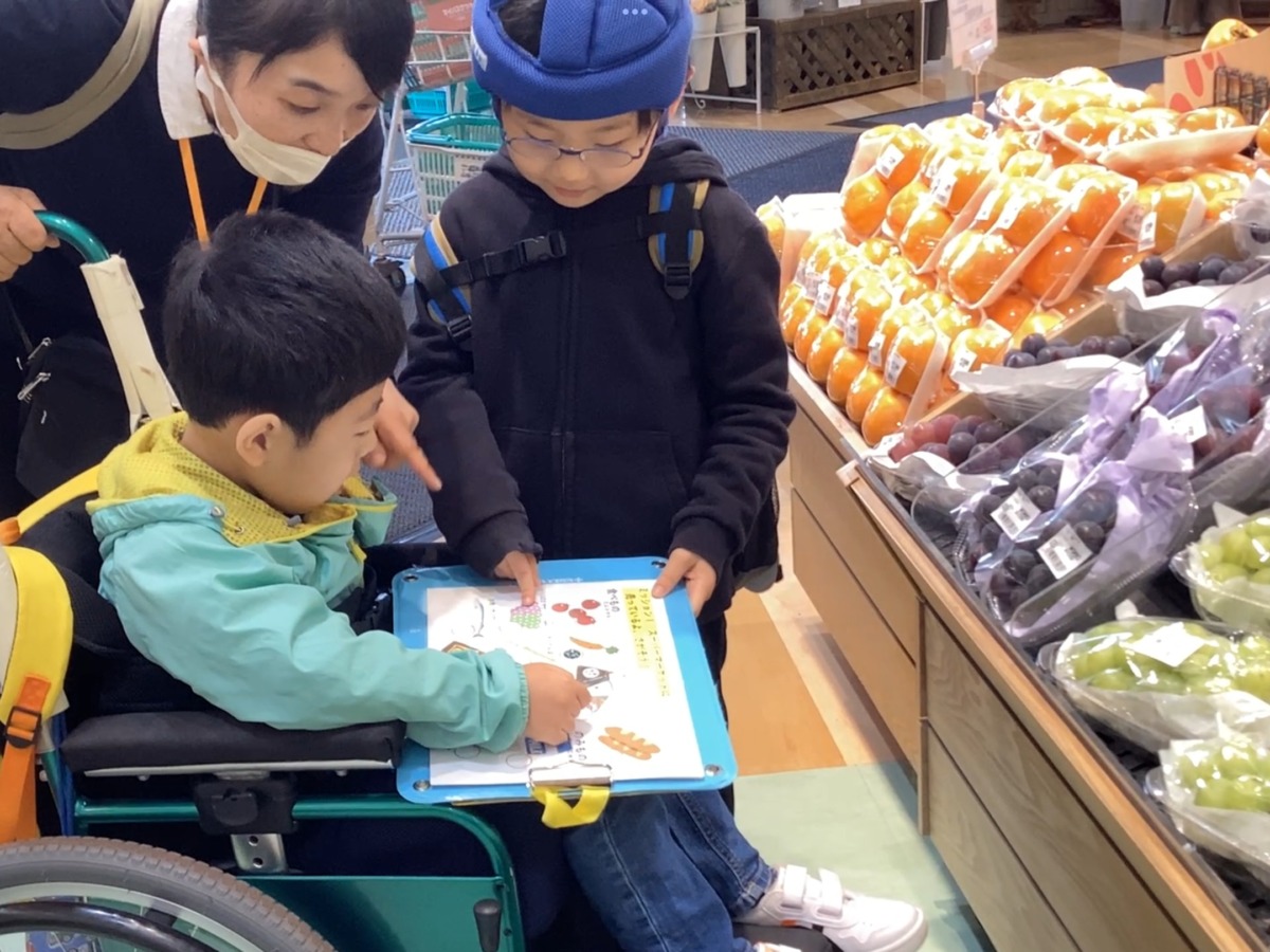 写真:スタンプラリーの品物を探す児童