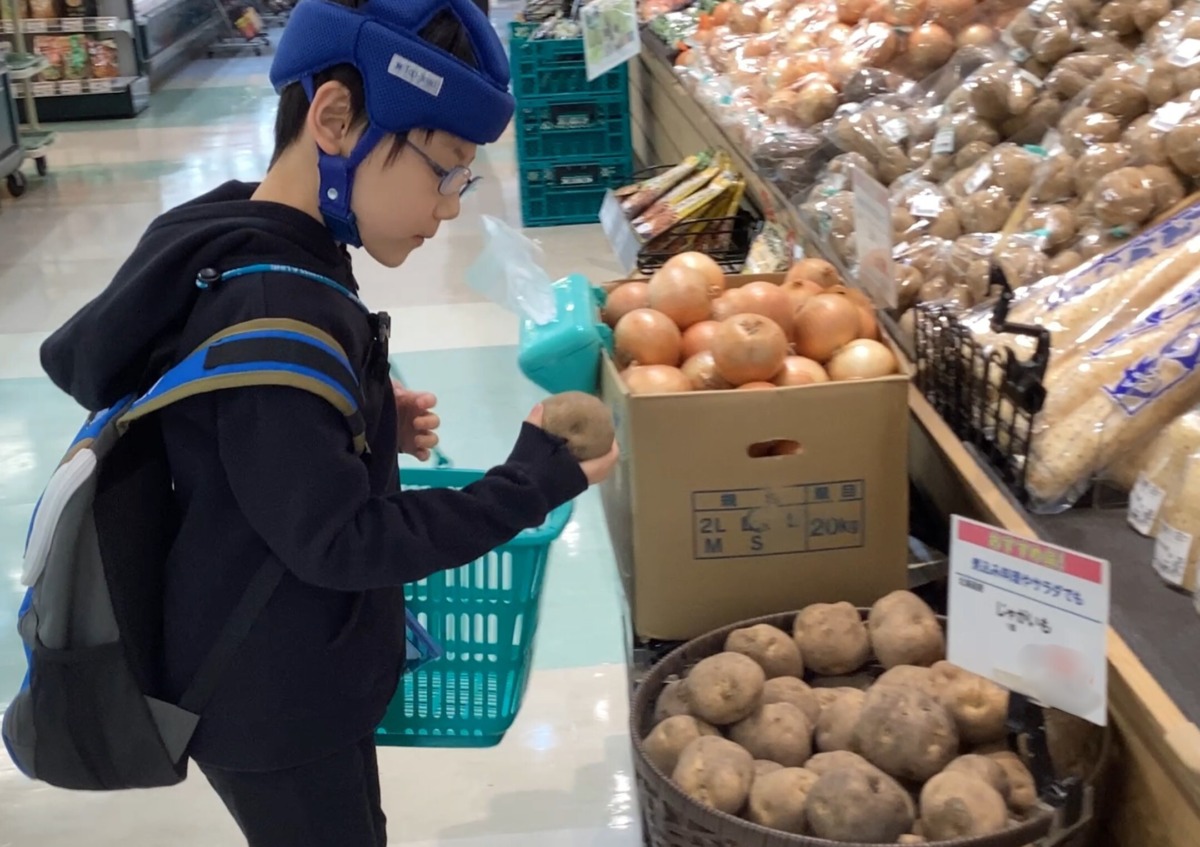 写真:調理に使うじゃがいもを真剣に選ぶ児童