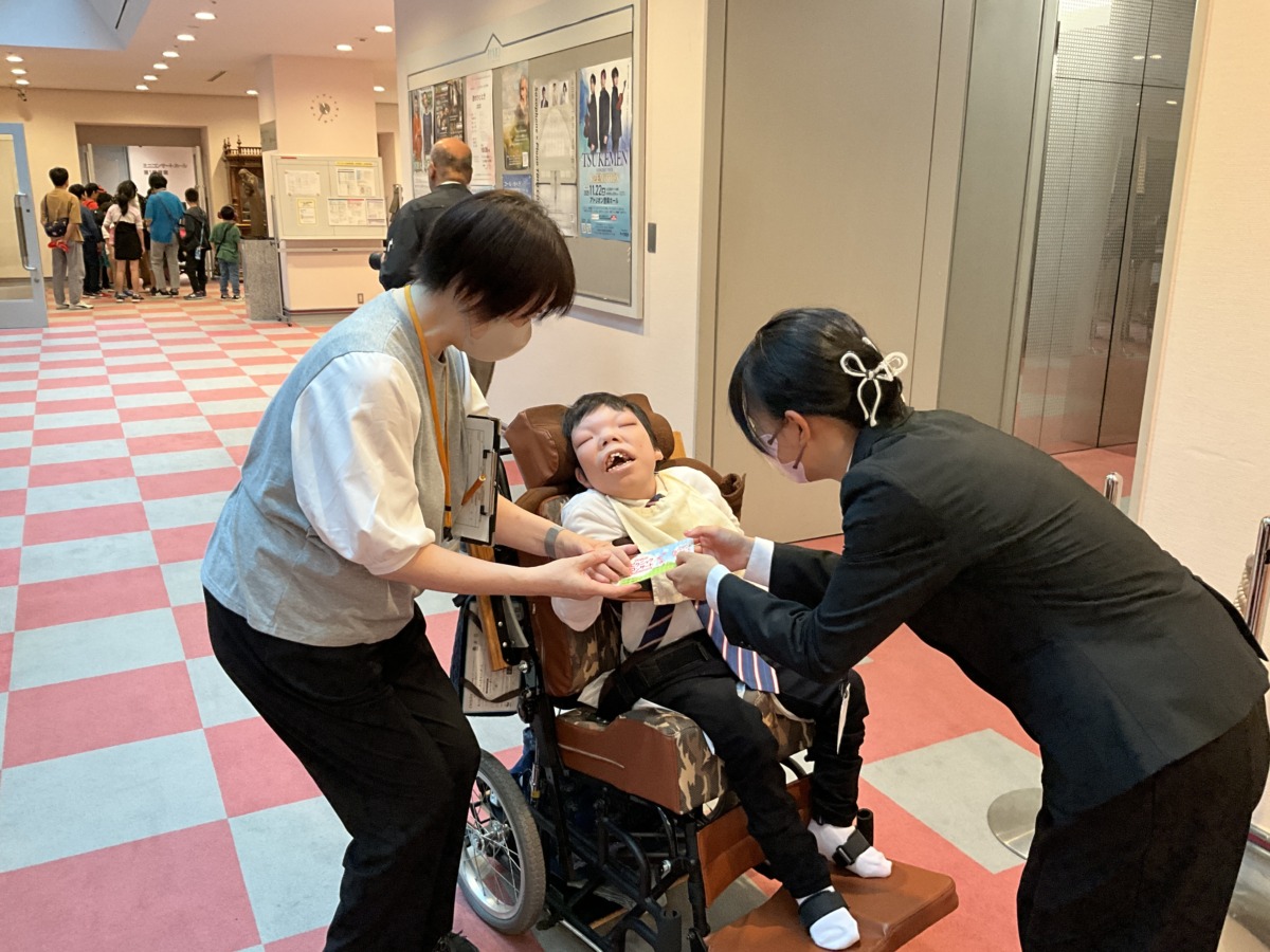 写真：アトリオンコンサートの受付を通る生徒